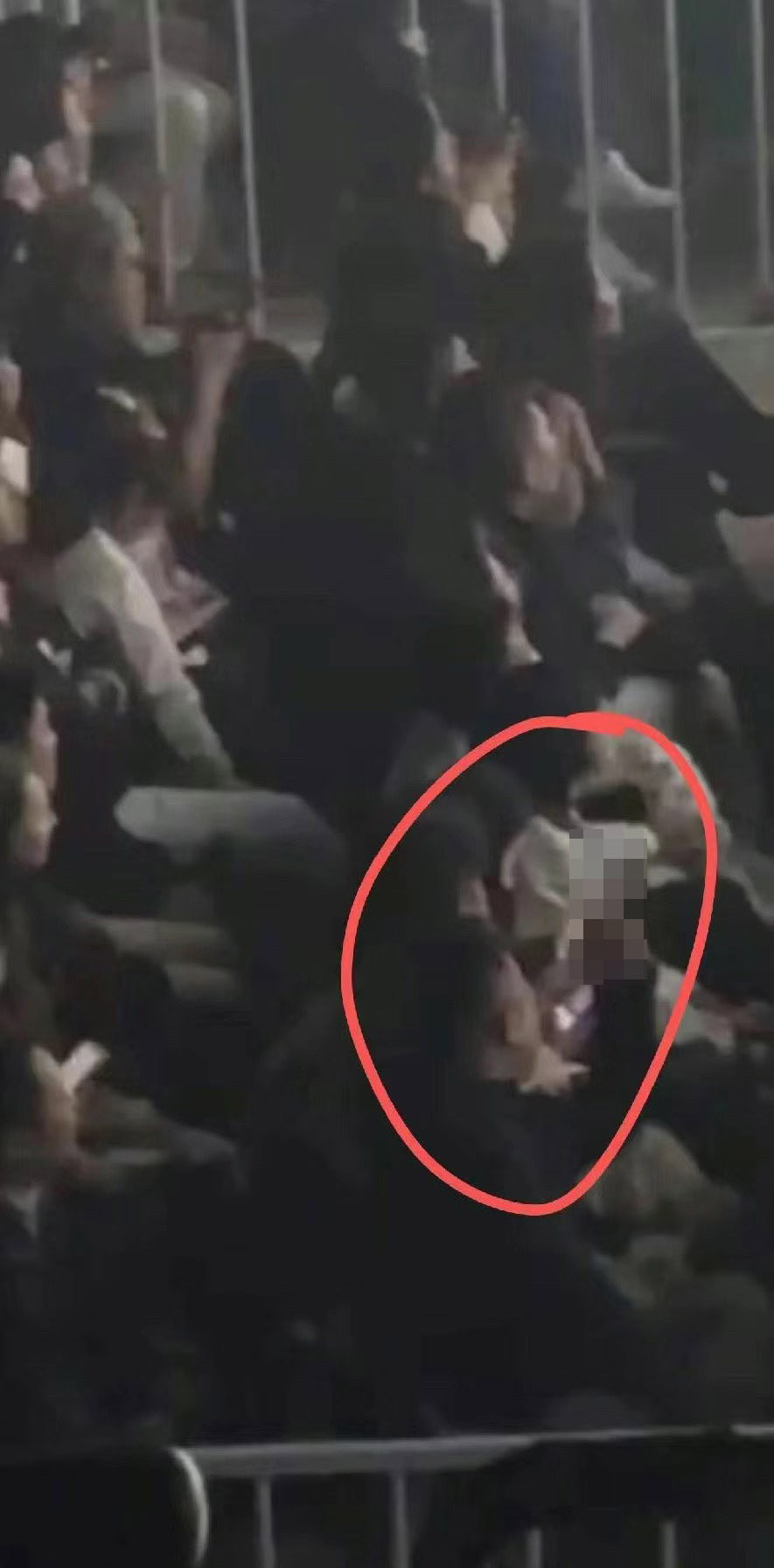 有些人甚至嘗試搜索出這位中指觀眾的身份