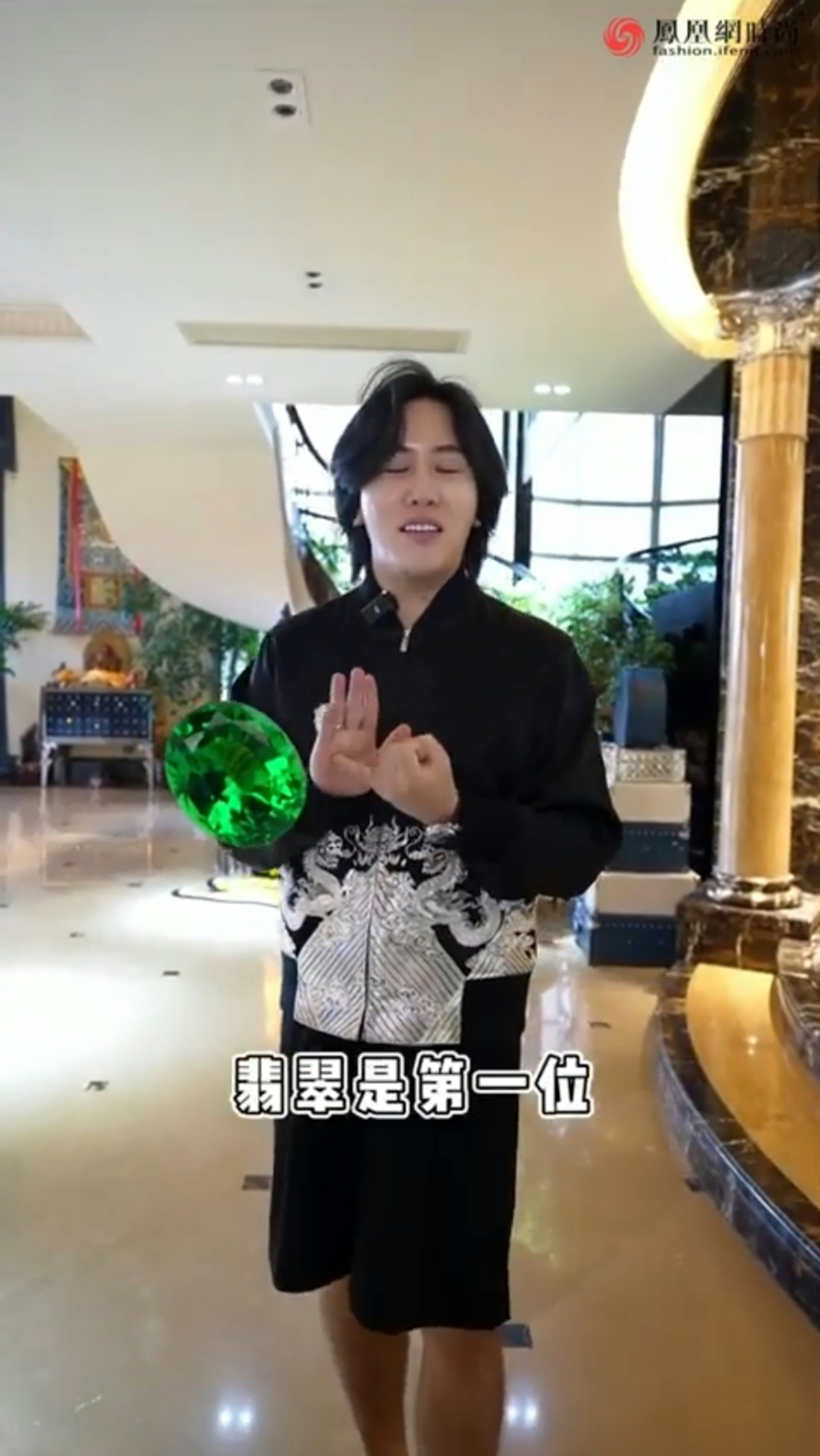 他因累積了豐富的專業翡翠經驗和知識,在社交平台中吸粉無數