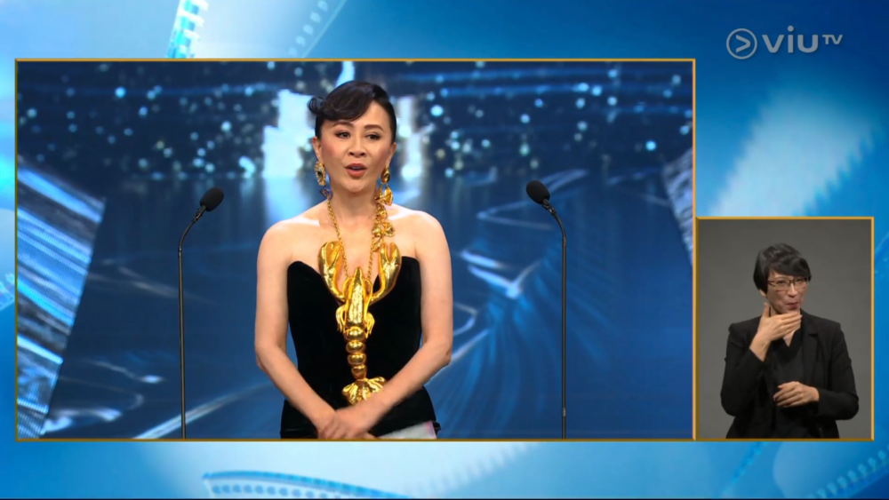 嘉玲姐戴上巨型金龍蝦出席，十分搶眼