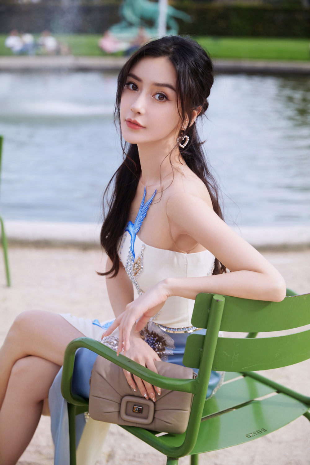 Angelababy(楊穎)離婚2年,近日竟被爆出新戀情?!