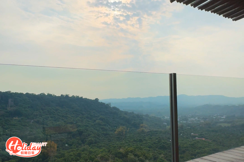 露台面對一大片山景。