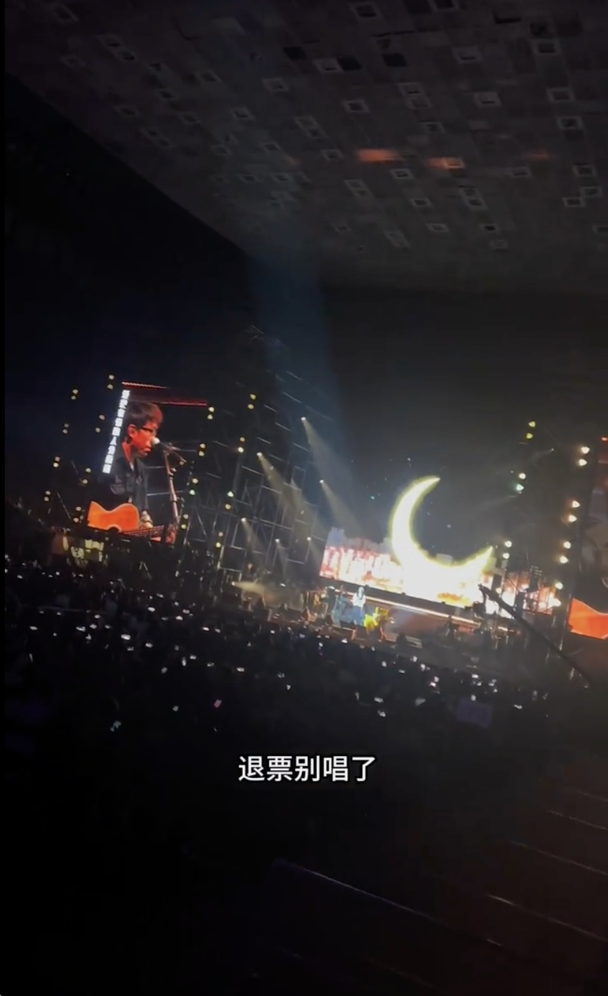 據內地傳媒報道，許美靜經理人在活動上被歌迷歌迷大叫「退票」後竟回應：「你做夢！」 