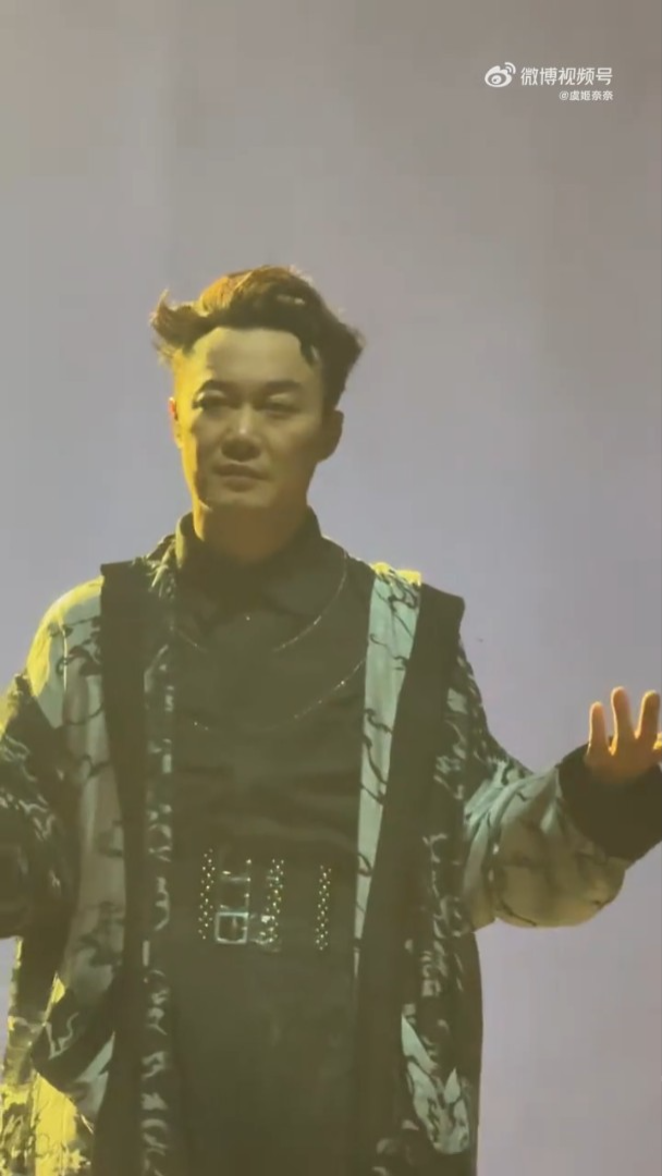 陳奕迅近日到武漢開騷，然而表演期間就遇到有女觀眾在他表演時，多次大叫