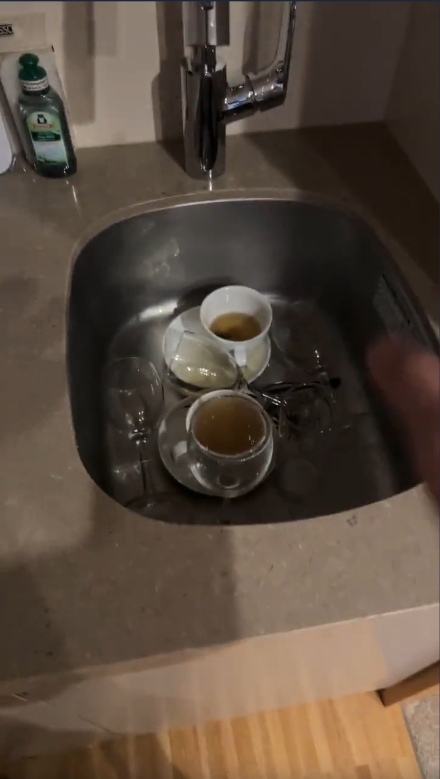 洗手盤擺放了還未清洗的杯子。