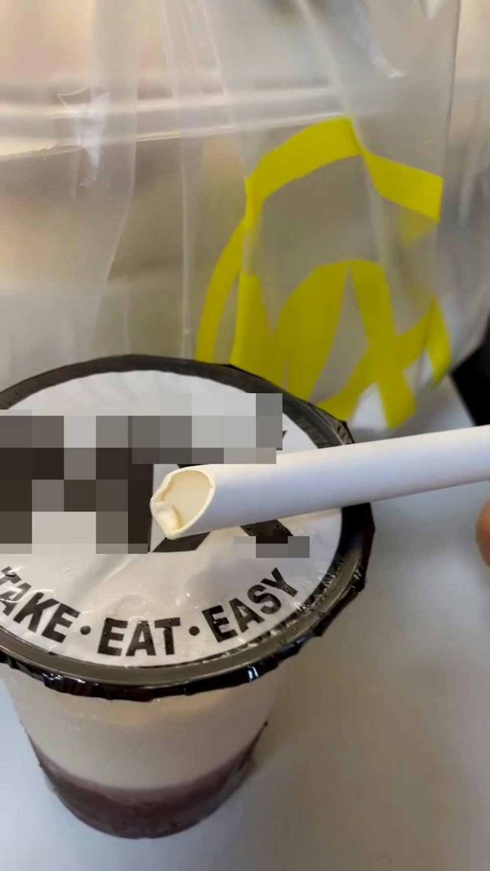 又有網友於連鎖快餐店購買紅豆冰,嘗試用餐廳提供的紙飲管「篤」穿紅豆冰上膠蓋