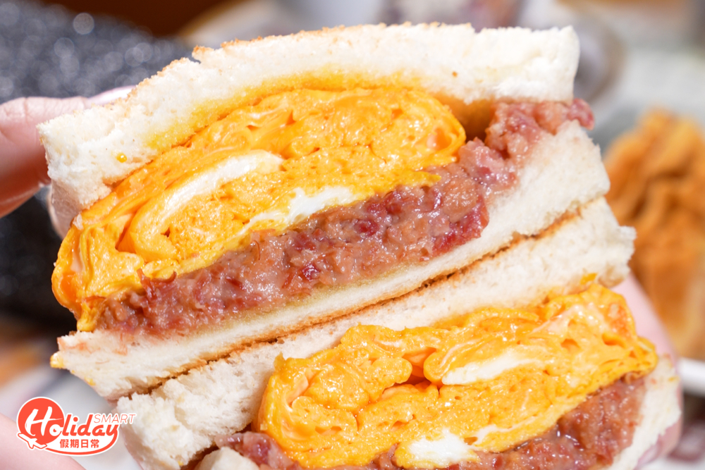 招牌巨型鹹牛肉蛋治，超級厚切餡料多到滿瀉。