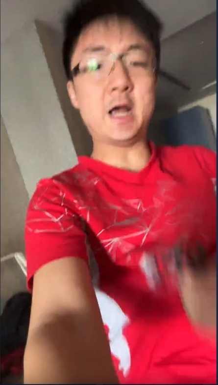 他最近開直播中並抱怨了朋友們的髒亂行為,原來他邀請了好友到他的公寓聚會