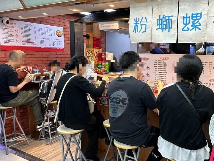 近日有網民在Facebook群組「青衣街坊吹水會」發文投訴葵廣一間螺螄粉專門店，令他直斥「好臭」