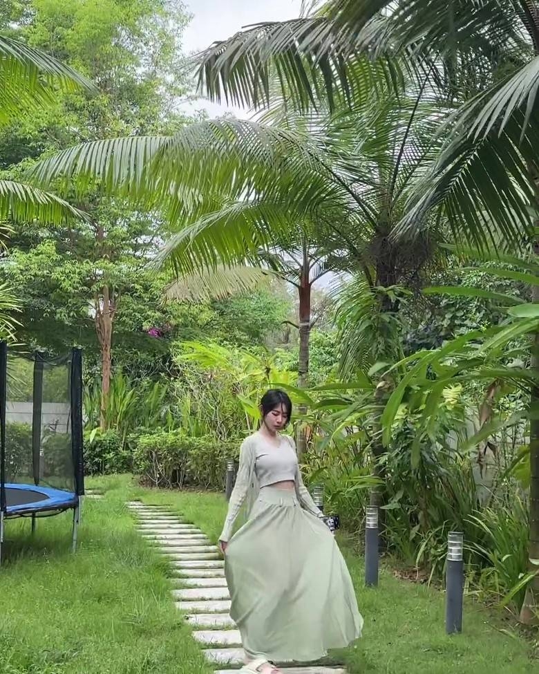 客廳落地大窗外亦能通往屋外私人花園