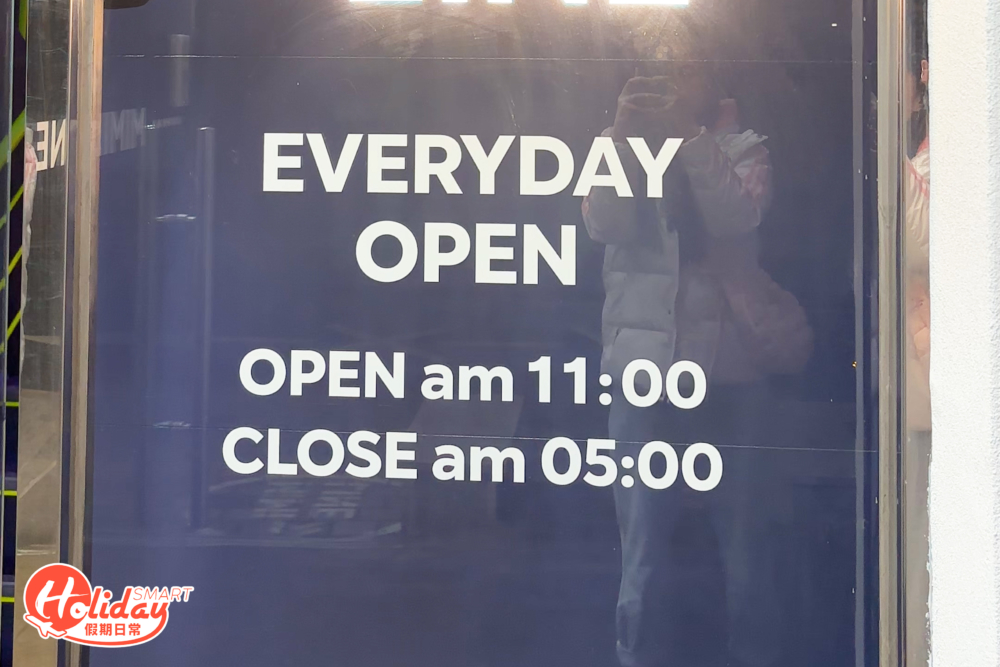 MIMILINE是一座通宵營業的三層飾品店。