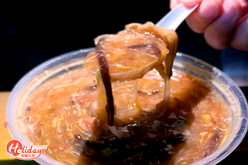 當中必食招牌碗仔翅質地杰身，而配料食落爽口，再加上胡椒粉及菜脯，食落濃郁又有咬口。