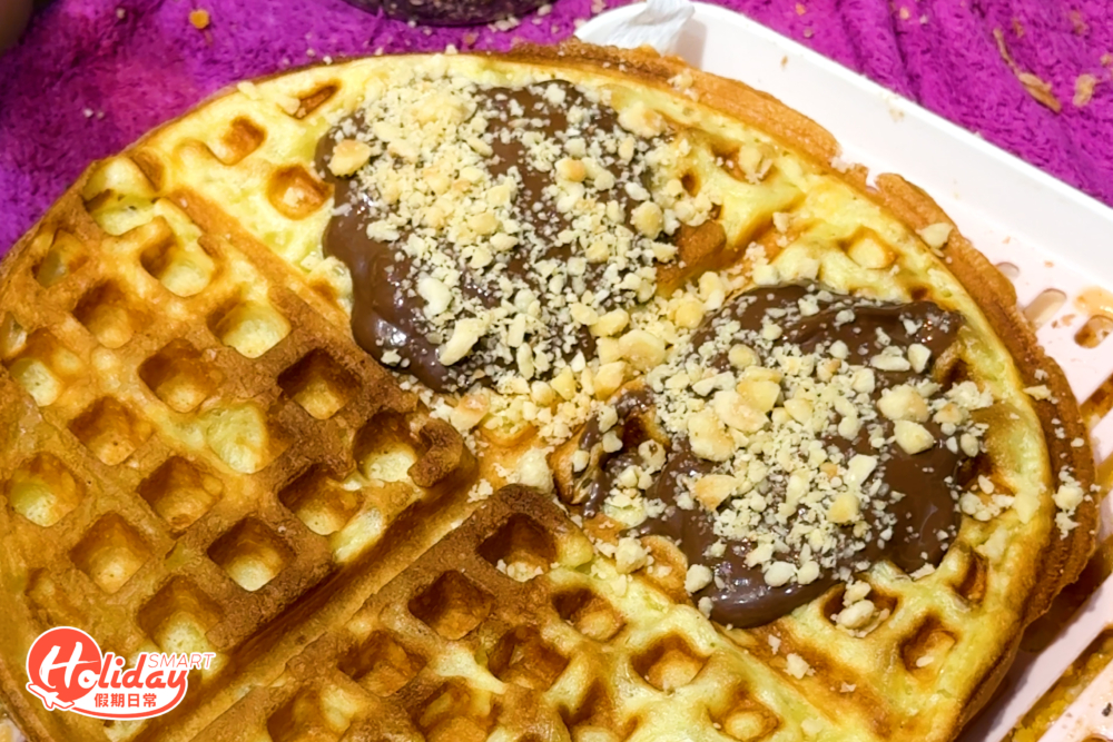 甜品控必選金莎格仔餅，加入超多朱古力醬，灑上榛子粒及淋上煉奶，啖啖邪惡！