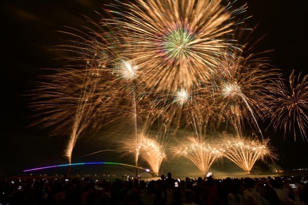 配合澎湖花火節及海賊王25週年的特別企劃，便利店7-11、全家及購物商場「三號港」推出一系列聯乘商品、活動及限定快閃店！