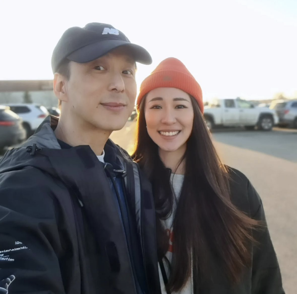 最近鄧健泓同石詠莉為慶祝結婚11周年紀念日一齊食外賣壽司