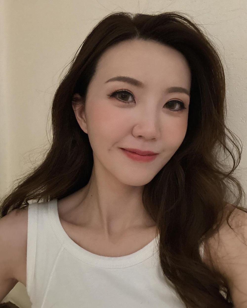 不少網友看到照片都開始質疑吳若希是否有去為臉容做「進化」