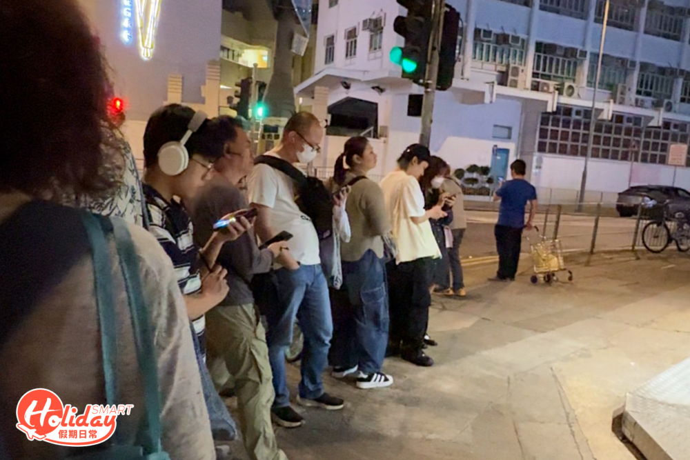 新店地點就腳方便，環境比以前寬落企理，重開不久已吸引大批捧場客支持，更有傳要排隊近1小時，不過記者週五晚上到訪，排了近30分鐘就拿到外賣，時間上沒有早前傳聞般誇張！