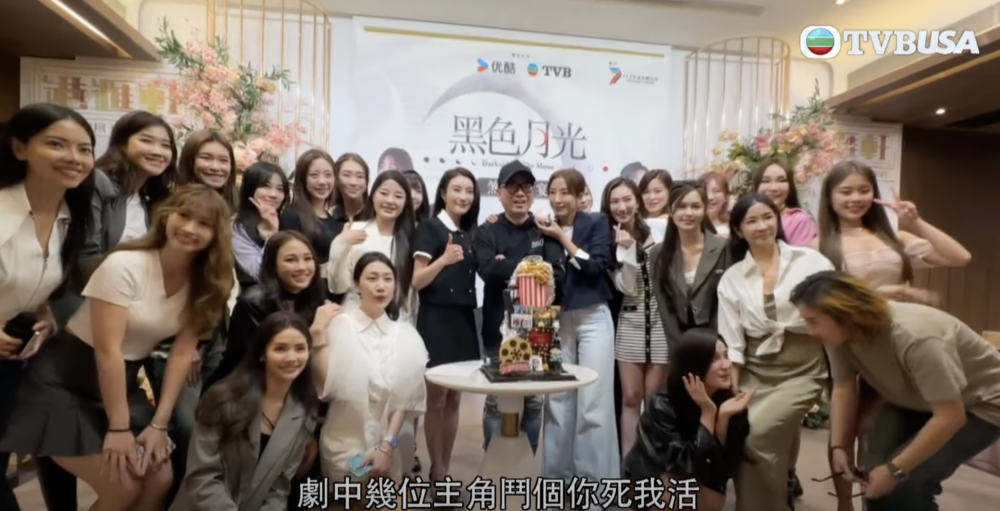 直至眾人與蛋糕合照時才在快閃的鏡頭中看到蘇韻姿!