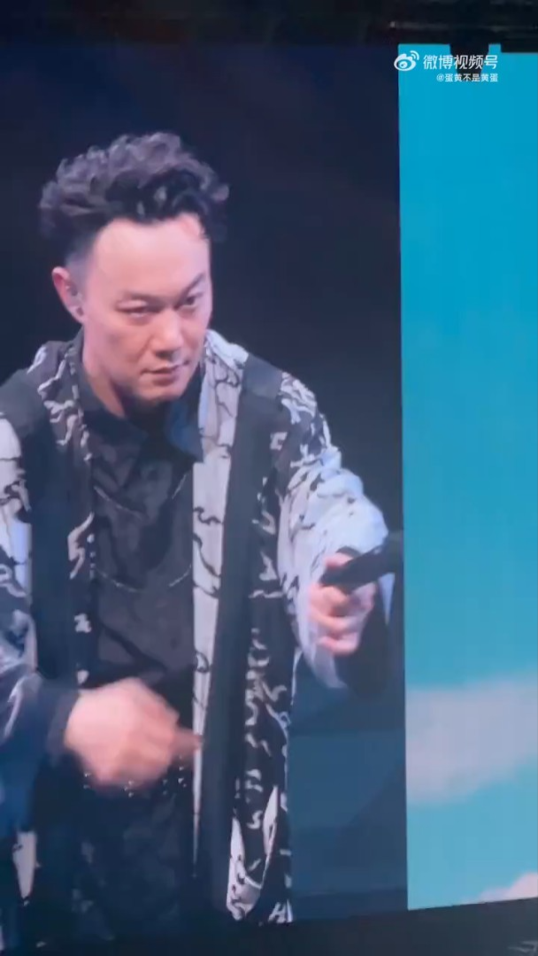 Eason把咪遞向該女觀眾方向，示意她不如上台唱