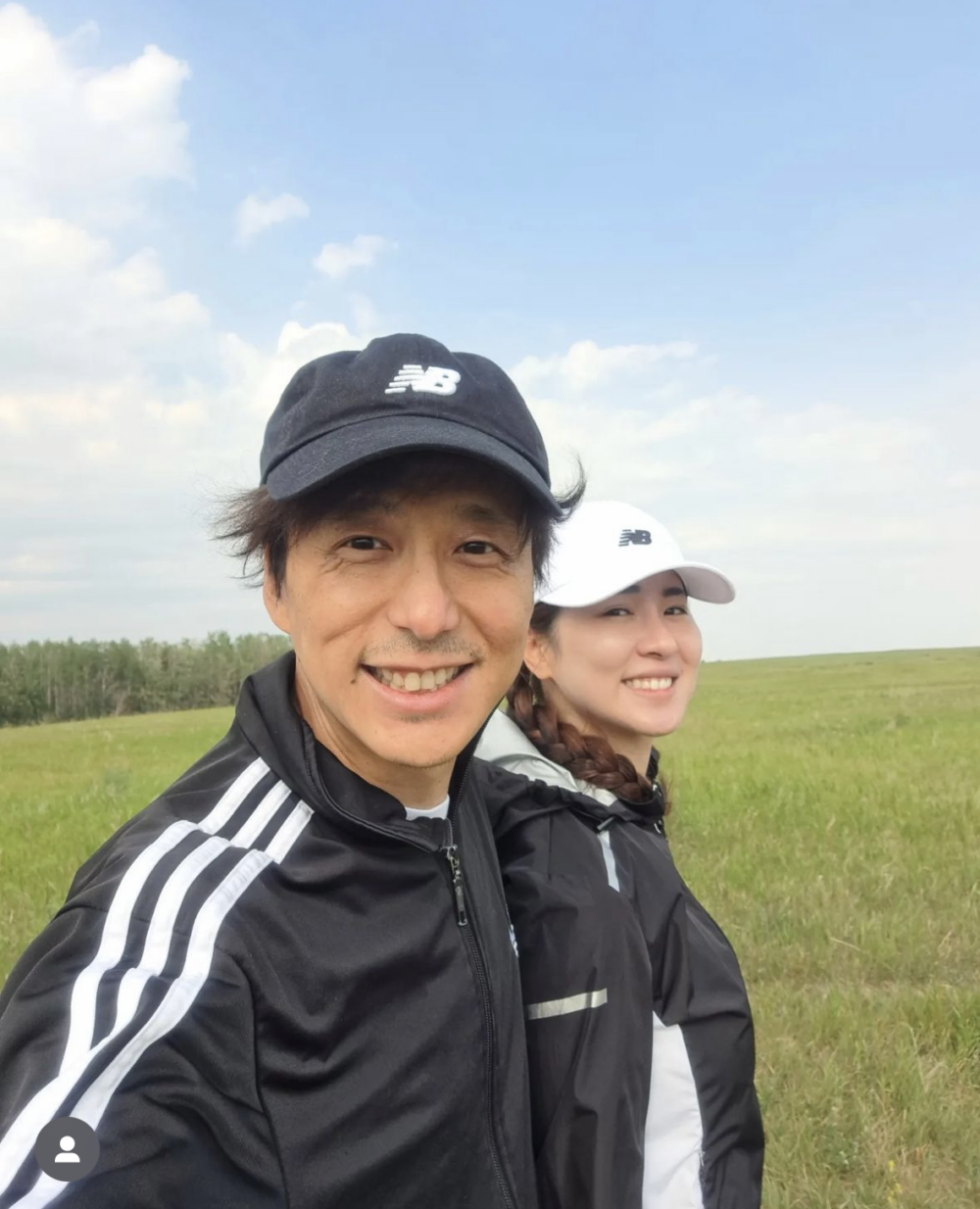 即使身在外地鄧健泓亦經常幫佢嘅朋友宣傳演唱會