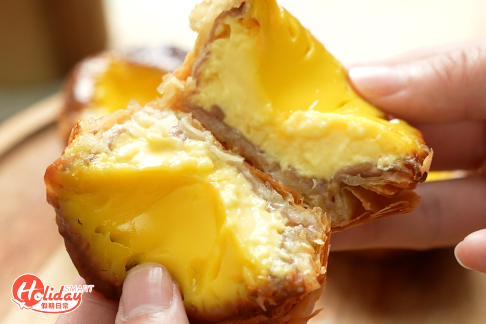 而店家招牌的蛋撻以特調的牛角酥麵糰製作，以低温慢烤35分鐘，令外皮達到層層鬆化香脆的口感，而蛋漿撻面則被烤至微焦