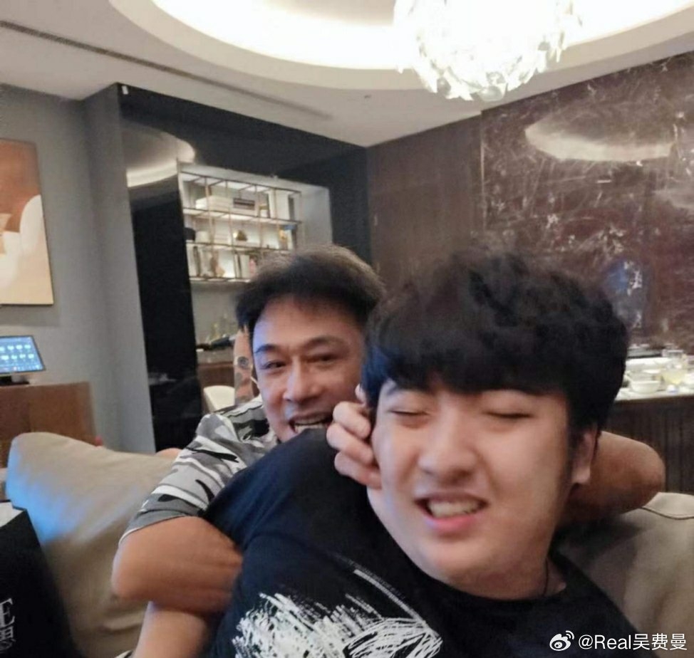 最近費曼也在網上發表對爸爸有份參與的節目《無限超越班2》的評論。