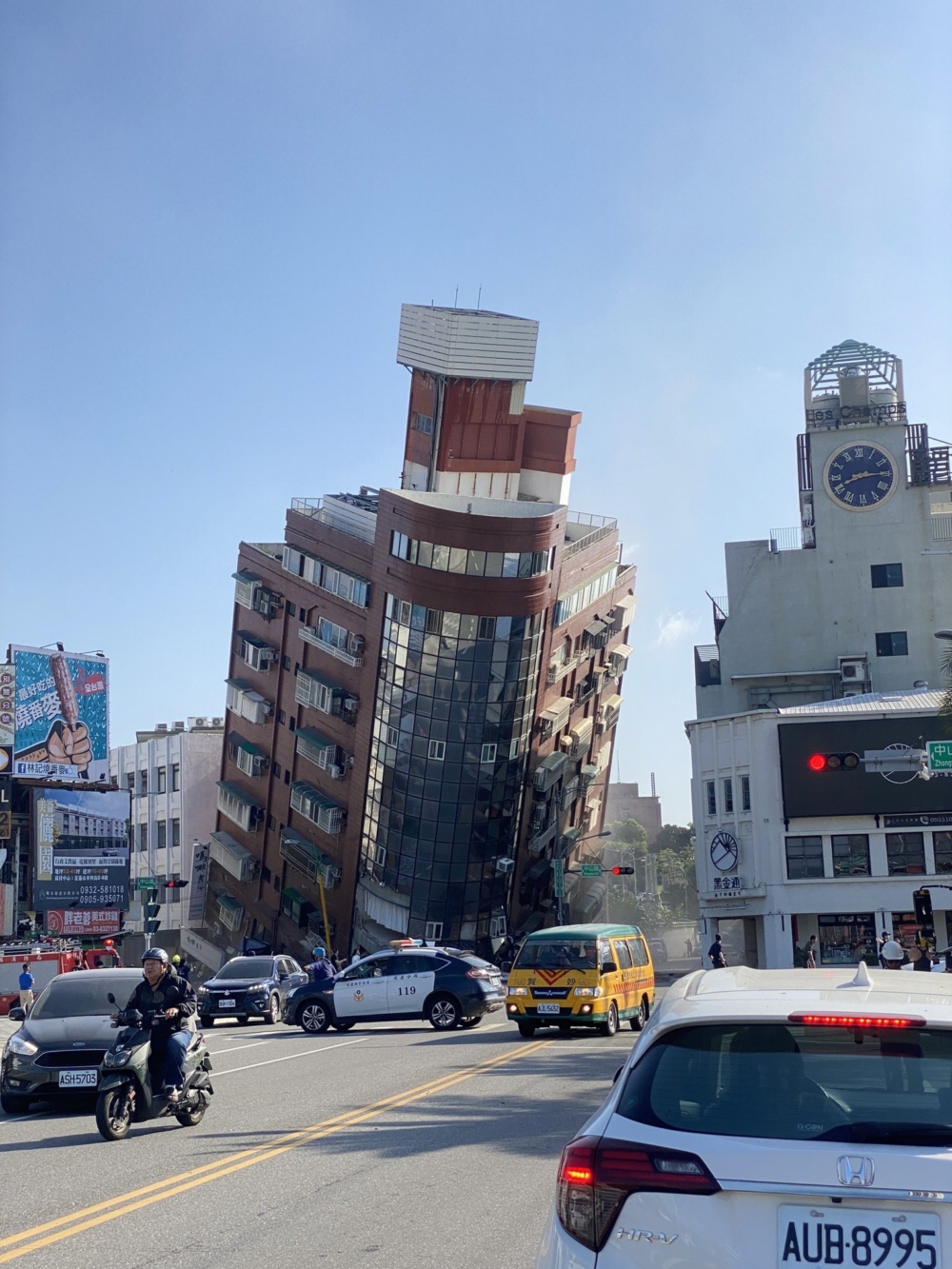 大廈被震至搖搖欲墜