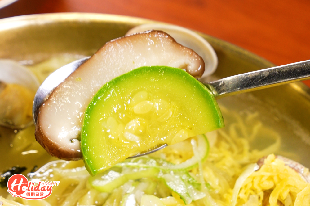 配搭翠玉瓜和香菇等配料，豐富之餘鮮香味十足。