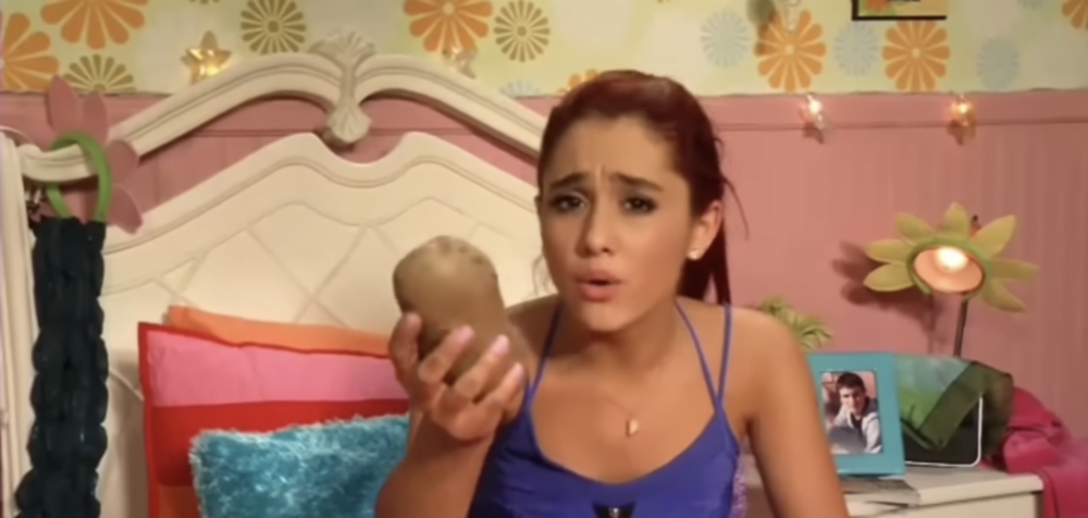 當年只有16歲的Ariana Grande曾被安排演出充滿暗示性的場面~