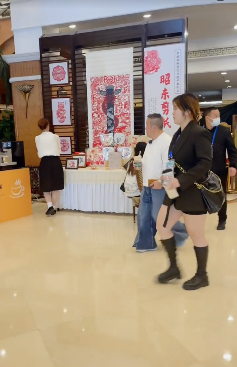 更有人指曾志偉此造型酷似老夫子裡某角色