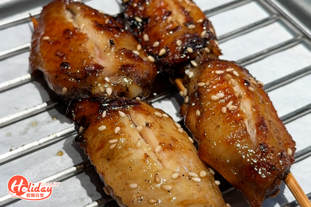 蜜汁烤雞翼（$16.8/串）肉質滑嫩，鹹甜交織。