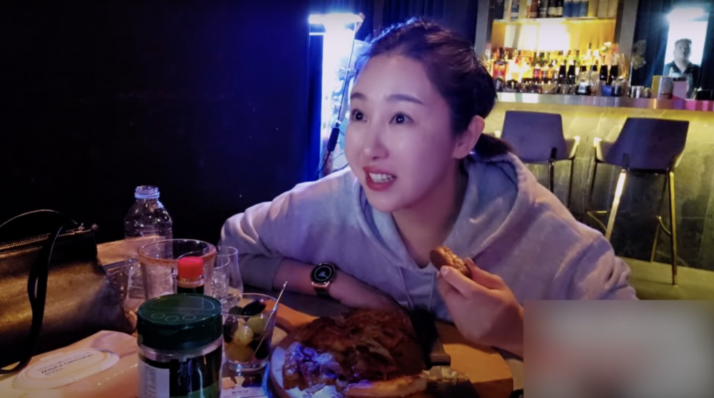 近日一名韓國女YouTuber在首爾梨泰院開直播時，突然遇上一名外國人上前搭訕，並向她送上一塊朱古力