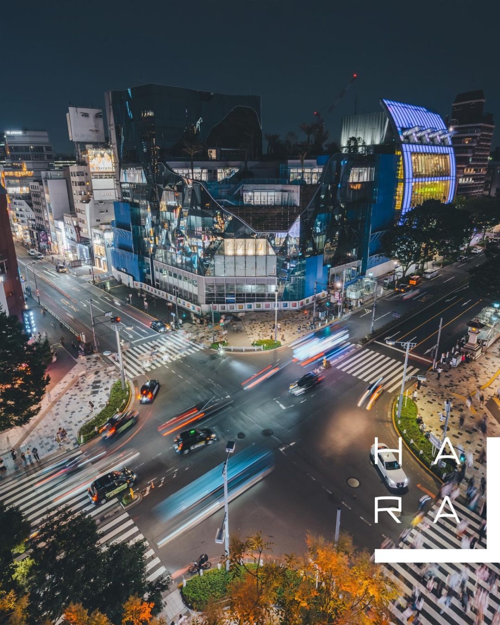 HARAKADO位於表參道及明治通交界，與OMOKADO及LAFORET構成神宮前十字路口的「新三角」～