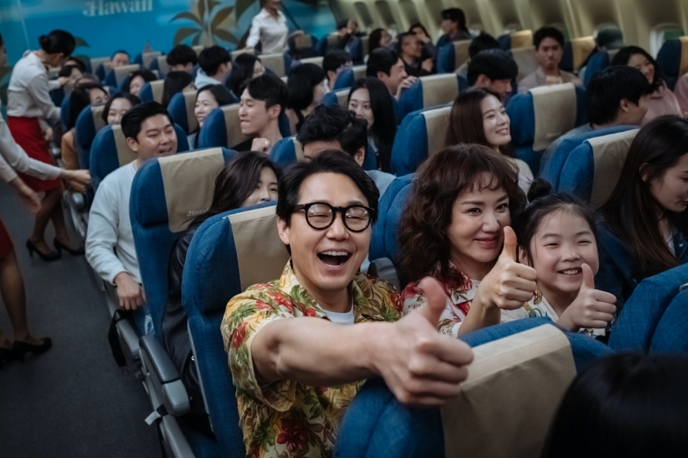 旅客由於不知道會飛往何地,所以旅遊行程及酒店等都交由航空公司代辦。