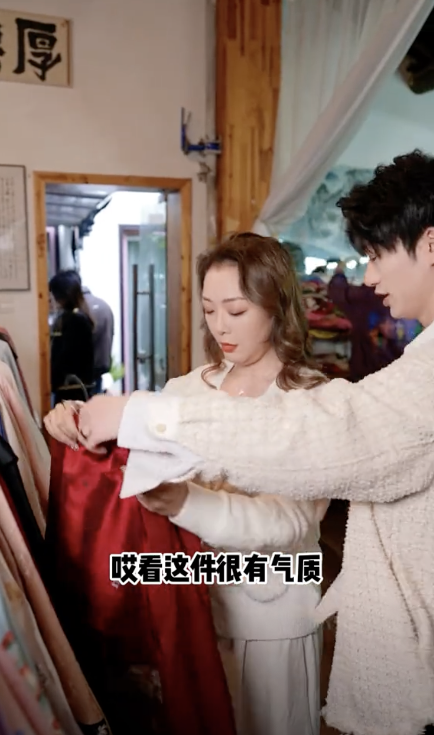 小鮮肉到了店內也細心為郭少芸推薦衣服。