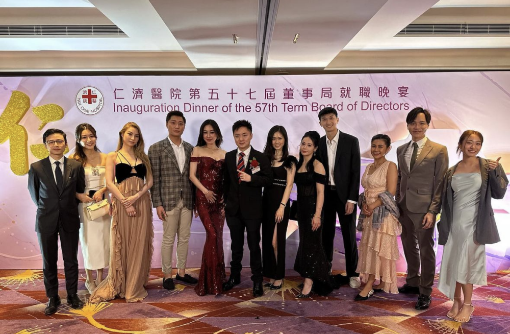 喺鍾培生分享嘅另一張合照中,鍾培生身邊嘅女伴似乎係身穿紅色低胸禮服裙嘅日籍模特兒松岡李那
