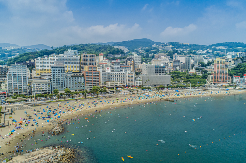 熱海花火大會的主要會場在熱海陽光海灘，從熱海站步行只需約15分鐘～
