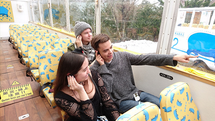 每個人會獲得一個耳機的雲音導覽，共有五種語言可選～