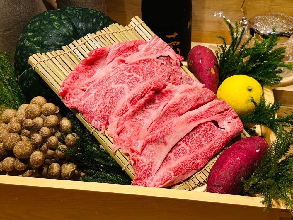 「十勝和牛肉」將壽喜燒的湯汁與十勝和牛完美融合，一啖咬落去有肉汁同壽喜燒融合嘅香味充斥著成個口腔！  