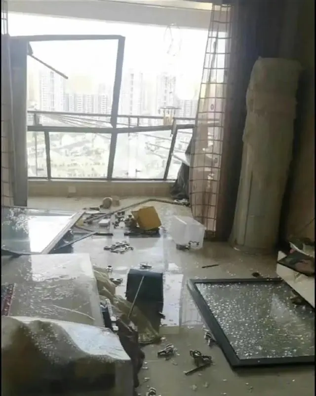 這次惡劣天氣對建築物和周圍環境造成了巨大的破壞