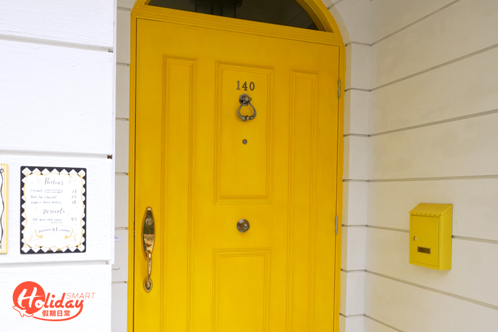 大門塗上鮮黃色，非常搶眼。