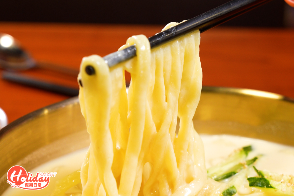 冷麵掛滿豆汁。