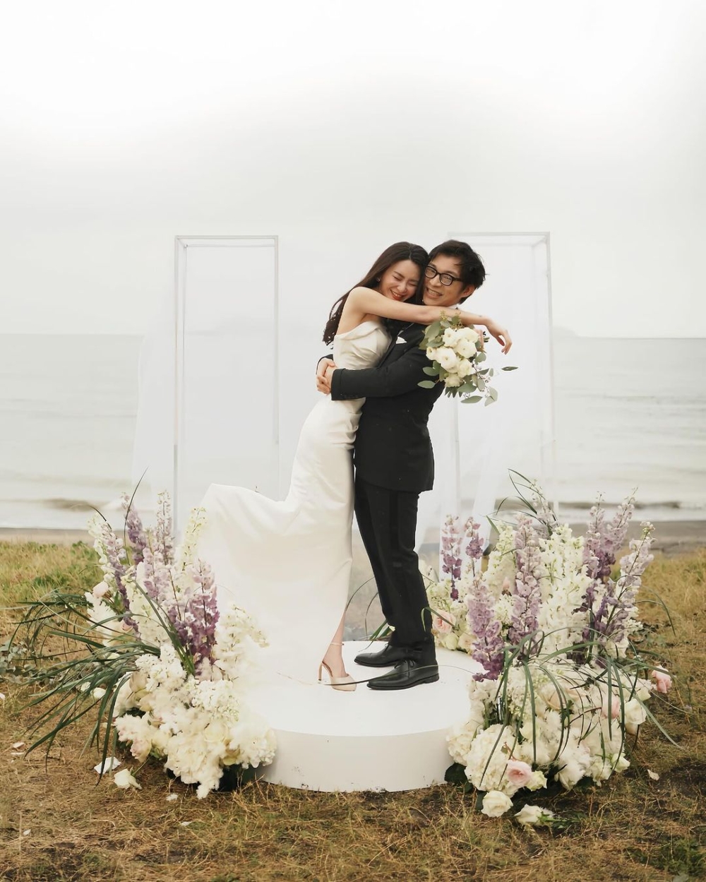 林作昨日（1日）於IG上晒出與裕美拍的婚紗相