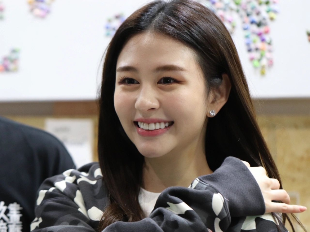 網民感歎沈月五官靚、比例精緻，皮膚更加完美