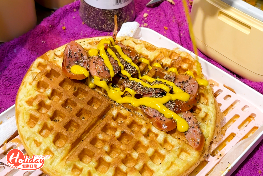 而「3辣格仔餅」為辣肉腸格仔餅，加上辣肉腸、黃芥末及灑上黑胡椒，食落鹹香可口又開胃。