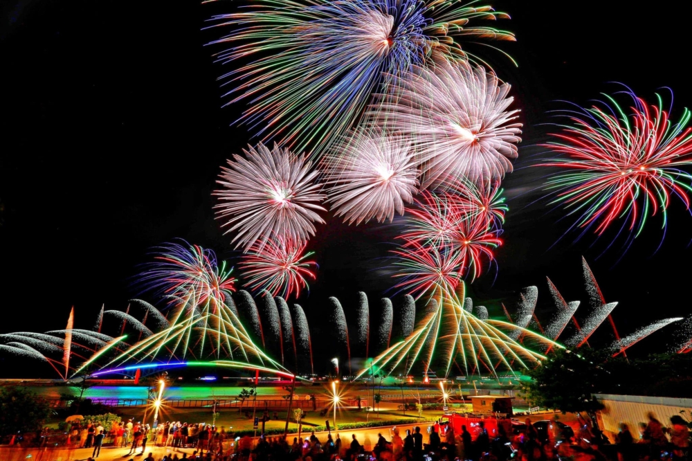 2024澎湖花火節特別邀請五個國家的煙花團隊合作打造璀璨奪目的精彩演出，包括捷克、法國、奧地利、意大利 及馬來西亞。