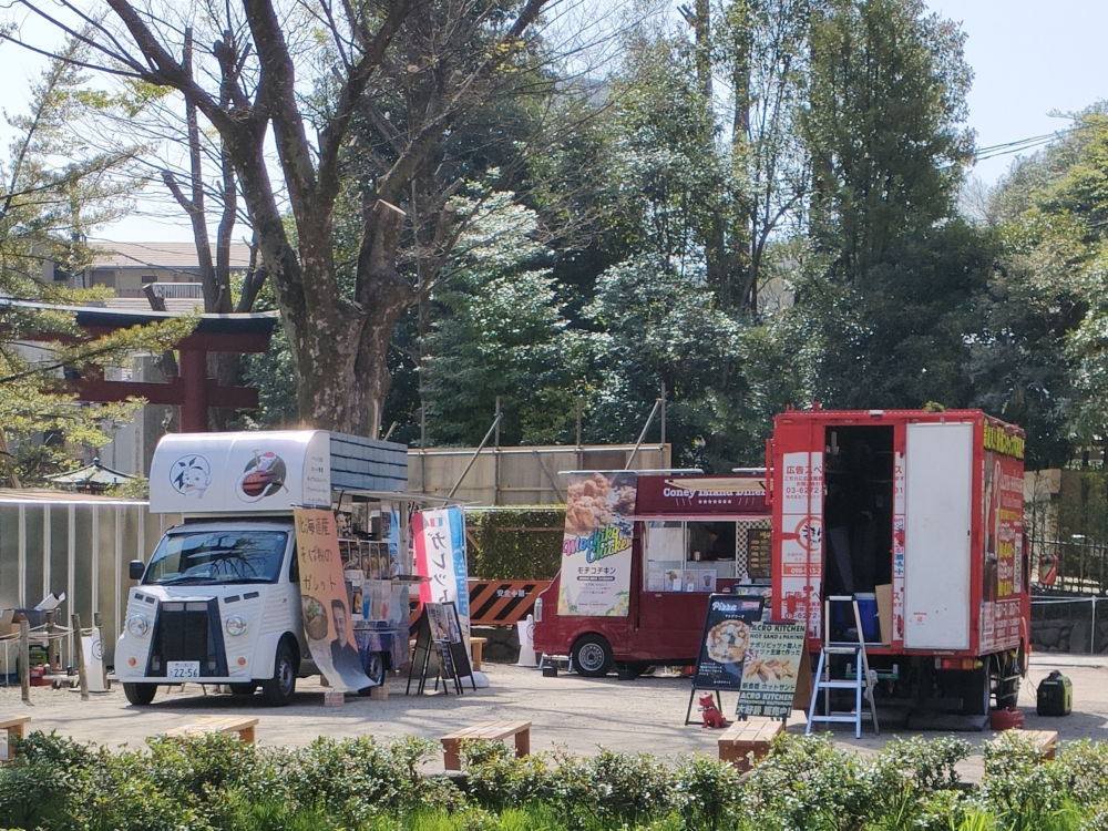 除了賞花,神社境內設有各種餐車攤位、市集及小吃等~