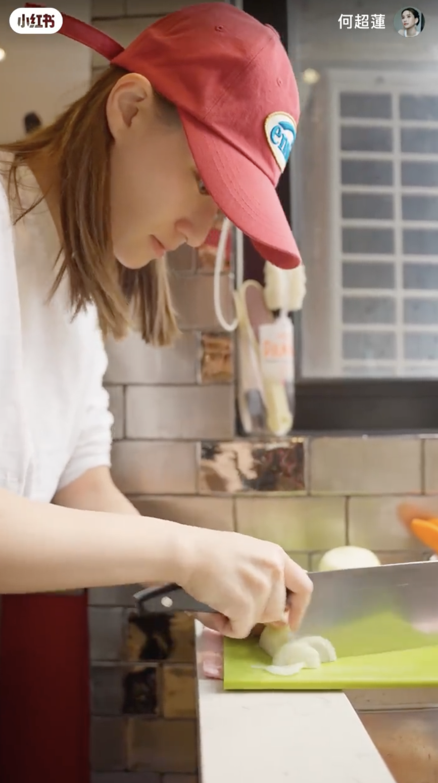 何超蓮切菜及炒菜都十分熟練