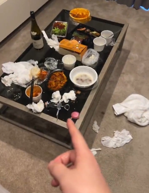 桌上都是沒有收拾好的外賣盒
