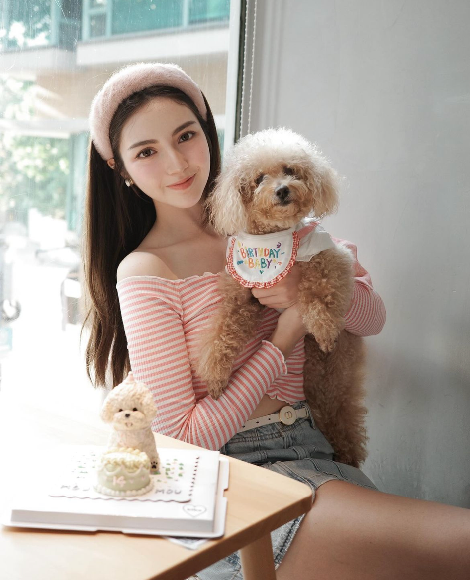 從小就開始從事模特兒的工作，她出演過不少廣告，也主持過有線的旅遊節目《快樂地球》