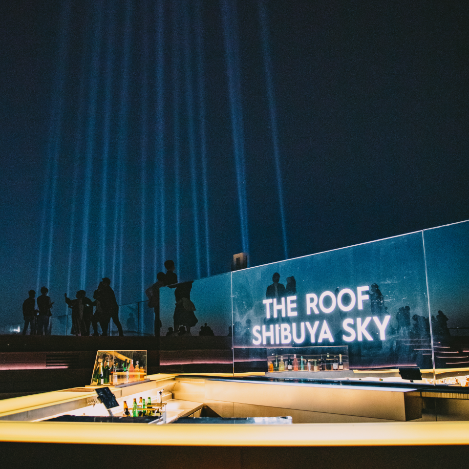 位於日本東京人氣地標SHIBUYA SKY頂樓展望台的空中酒吧「THE ROOF SHIBUYA SKY」再度限時回歸!